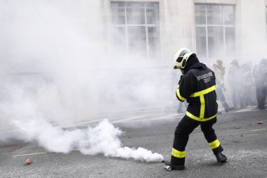 İtfaiyeciler ve kamu sektöründen işçiler isyan po ile kavga