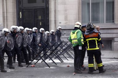 İtfaiyeciler ve kamu sektöründen işçiler isyan po ile kavga