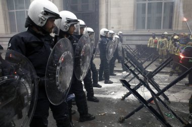 İtfaiyeciler ve kamu sektöründen işçiler isyan po ile kavga