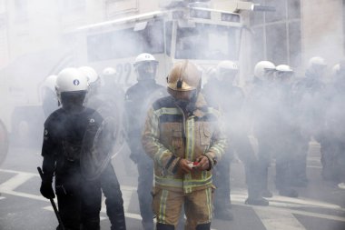 İtfaiyeciler ve kamu sektöründen işçiler isyan po ile kavga