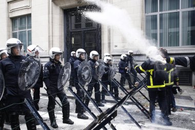 İtfaiyeciler ve kamu sektöründen işçiler isyan po ile kavga