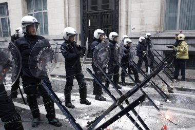 İtfaiyeciler ve kamu sektöründen işçiler isyan po ile kavga