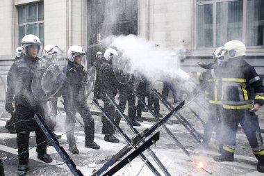 İtfaiyeciler ve kamu sektöründen işçiler isyan po ile kavga