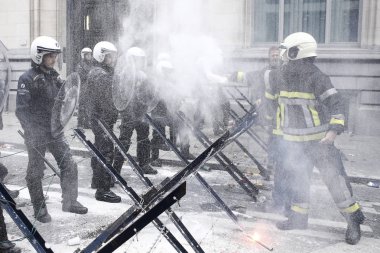 İtfaiyeciler ve kamu sektöründen işçiler isyan po ile kavga