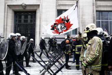 İtfaiyeciler ve kamu sektöründen işçiler isyan po ile kavga