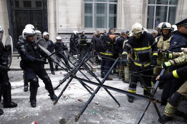 İtfaiyeciler ve kamu sektöründen işçiler isyan po ile kavga
