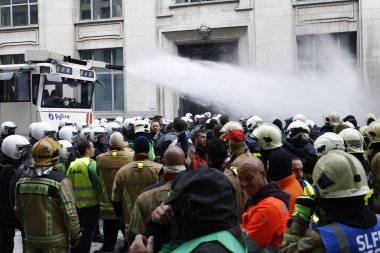 İtfaiyeciler ve kamu sektöründen işçiler isyan po ile kavga