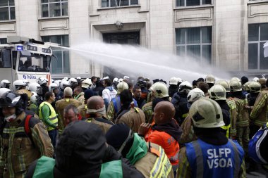 İtfaiyeciler ve kamu sektöründen işçiler isyan po ile kavga