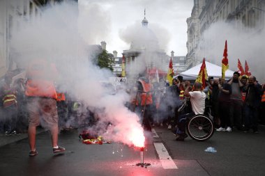 Paris'te demiryolu işçileri protesto