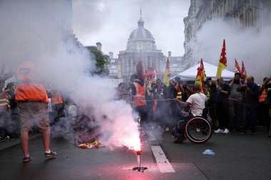 Paris'te demiryolu işçileri protesto