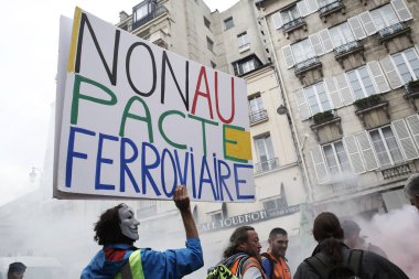 Paris'te demiryolu işçileri protesto