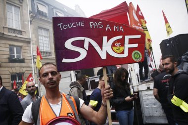 Paris'te demiryolu işçileri protesto