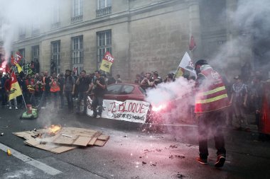 Paris'te demiryolu işçileri protesto