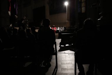 Rab'bin Tutkusu, Brussel Kutlama sırasında İbadet edenler