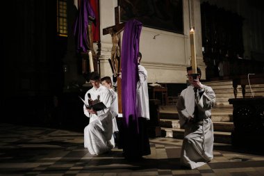 Rab'bin Tutkusu, Brussel Kutlama sırasında İbadet edenler