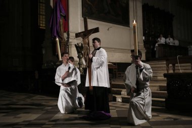 Rab'bin Tutkusu, Brussel Kutlama sırasında İbadet edenler