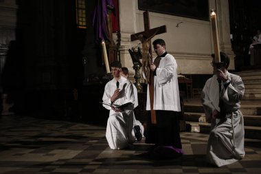 Rab'bin Tutkusu, Brussel Kutlama sırasında İbadet edenler