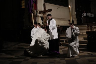 Rab'bin Tutkusu, Brussel Kutlama sırasında İbadet edenler