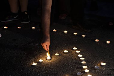 İnsanlar Yunan parliame önünde bir mum ışığı nöbeti katılmak