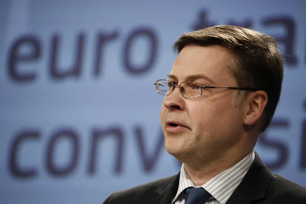 Conférence de presse du commissaire européen Valdis Dombrovskis, Bruxelles — Photo