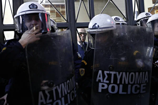 Έλληνες διαδηλωτές συνεχίζουν να μπλοκάρουν τη δημοπρασία κατασχεθέντων ακινήτων — Φωτογραφία Αρχείου