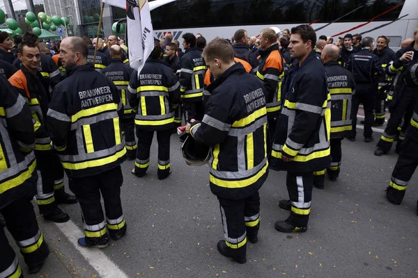 Firefighters and workers from public sector on strike. Brussels, — Stock Photo, Image