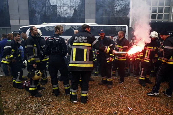 Firefighters and workers from public sector on strike. Brussels, — Stock Photo, Image