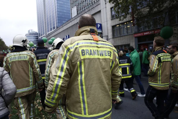 Firefighters and workers from public sector on strike. Brussels, — Stock Photo, Image