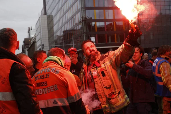 Pompiers et travailleurs du secteur public en grève. Bruxelles , — Photo