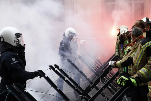 Bomberos y trabajadores del sector público se pelean con disturbios — Foto de Stock