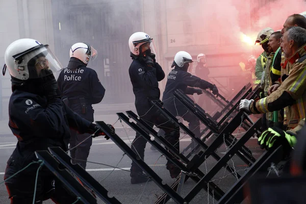 Firefighters and workers from public sector scuffle with riot po — Stock Photo, Image