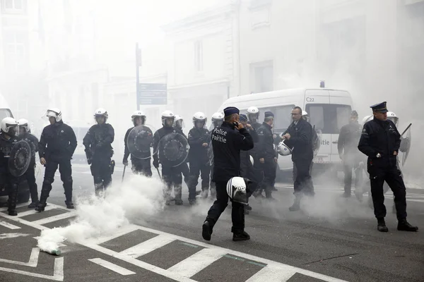 Пожарные и работники государственного сектора борются с беспорядками — стоковое фото