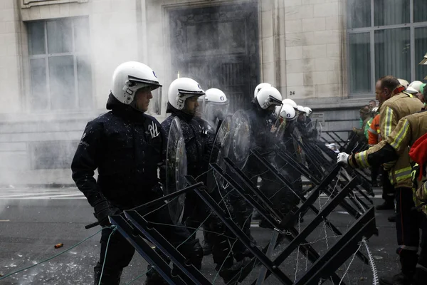 Firefighters and workers from public sector scuffle with riot po — Stock Photo, Image