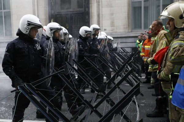 Brandweerlieden en arbeiders uit de publieke sector met Riot po — Stockfoto