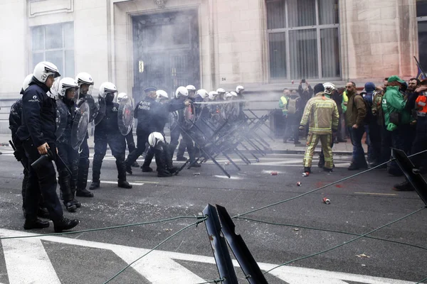 Pompiers et travailleurs du secteur public aux prises avec des émeutes — Photo