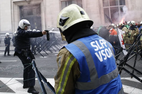 Bomberos y trabajadores del sector público se pelean con disturbios — Foto de Stock