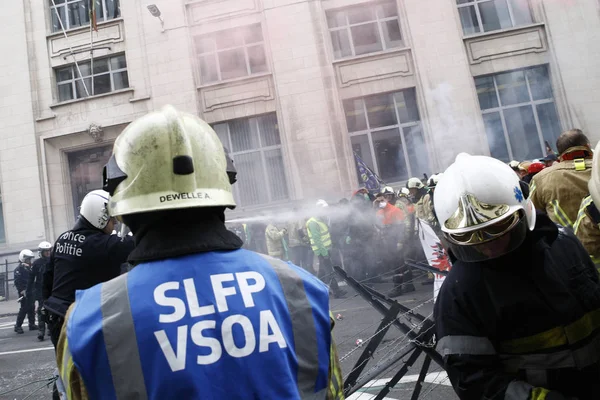 Firefighters and workers from public sector scuffle with riot po — Stock Photo, Image