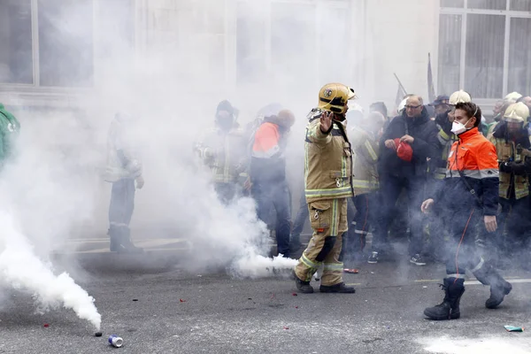 Bomberos y trabajadores del sector público se pelean con disturbios — Foto de Stock