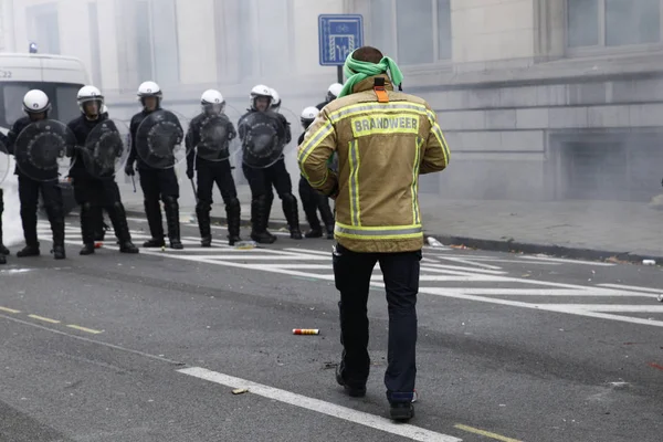 Πυροσβέστες και εργαζόμενοι από τον δημόσιο τομέα καβγαδάκι με την Riot Po — Φωτογραφία Αρχείου