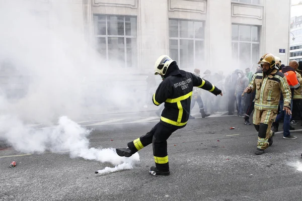 Bomberos y trabajadores del sector público se pelean con disturbios —  Fotos de Stock