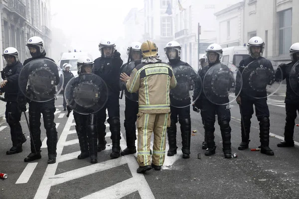 公共部門の消防士と労働者が暴動と争う — ストック写真