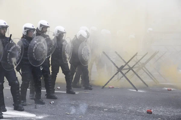 Firefighters and workers from public sector scuffle with riot po — Stock Photo, Image