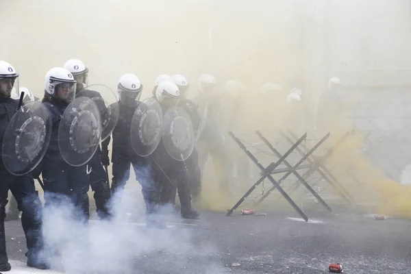 Bombeiros e trabalhadores do setor público brigam com motim po — Fotografia de Stock