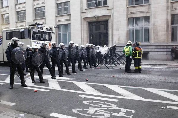 Bomberos y trabajadores del sector público se pelean con disturbios — Foto de Stock