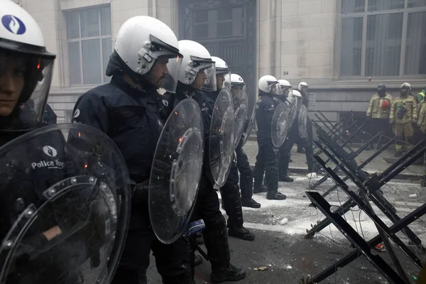 Tűzoltók és a munkavállalók állami szektor dulakodás a lázadás Po — Stock Fotó