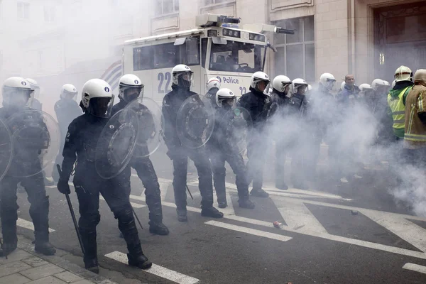 Firefighters and workers from public sector scuffle with riot po — Stock Photo, Image