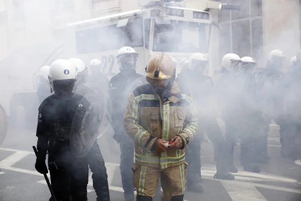 Пожежники і робітники з державного сектора, що знаходяться на ділянці бунт PO — стокове фото