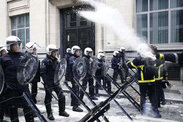 Πυροσβέστες και εργαζόμενοι από τον δημόσιο τομέα καβγαδάκι με την Riot Po — Φωτογραφία Αρχείου