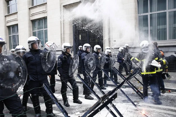 Bomberos y trabajadores del sector público se pelean con disturbios —  Fotos de Stock