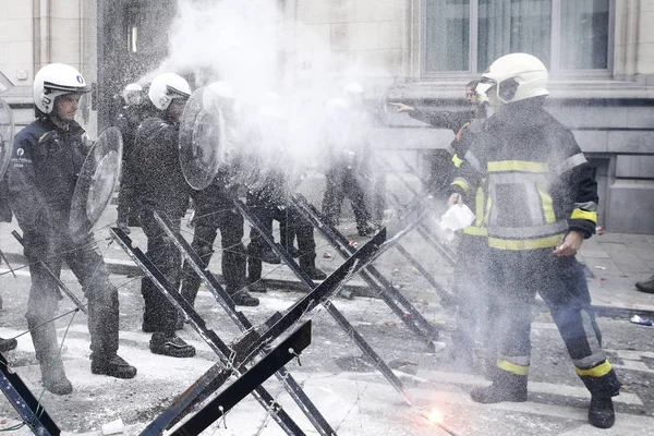 Firefighters and workers from public sector scuffle with riot po — Stock Photo, Image